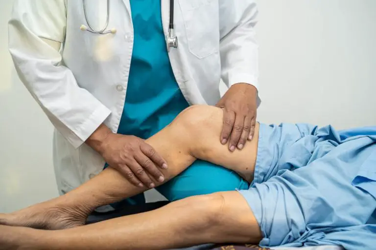 Arzt untersucht Kniegelenk mit Plica-Syndrom; Schleimhautfalte