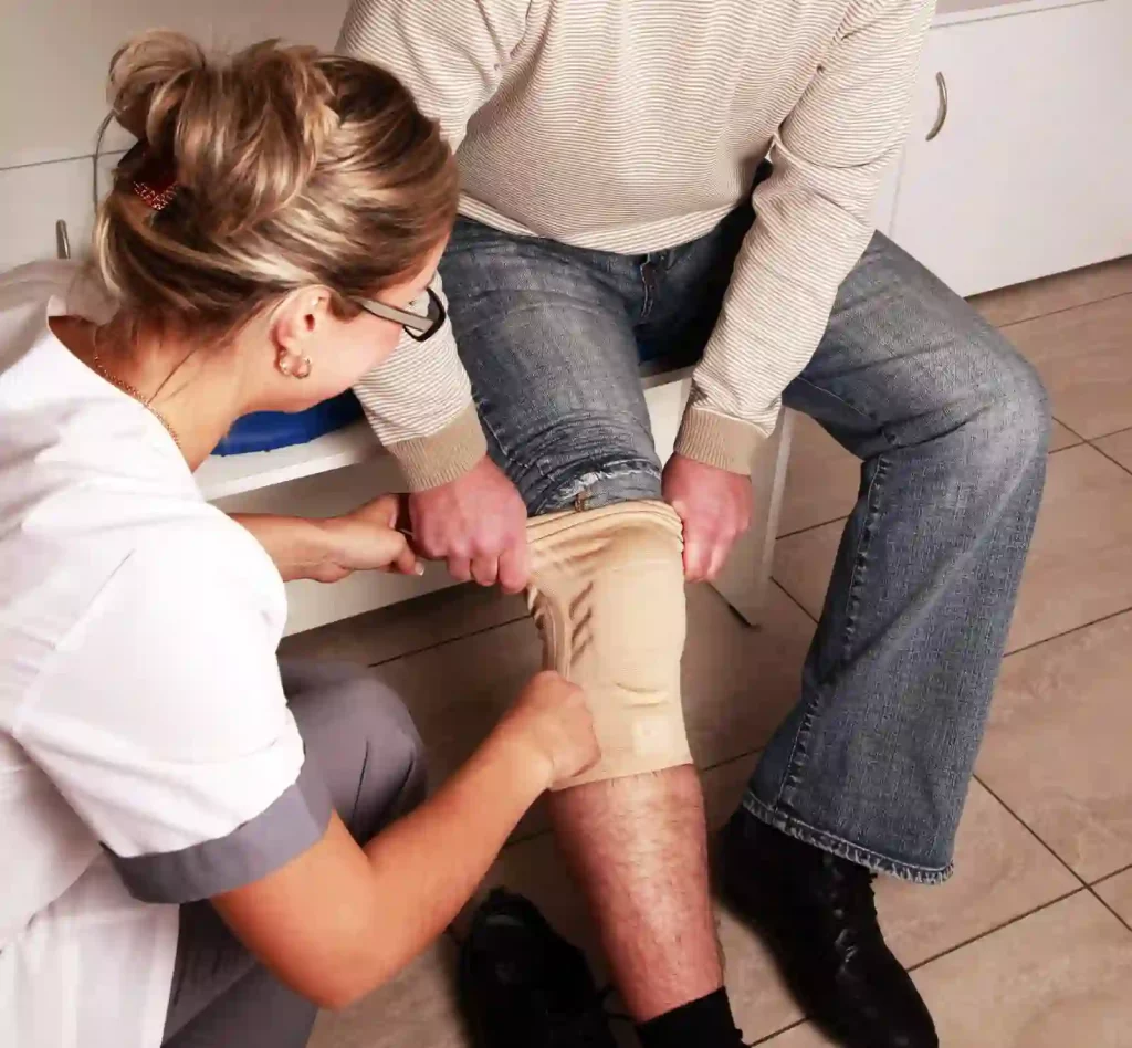 Mann zieht eine Kniebandage an- Retropatellares Schmerzsyndrom